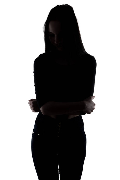 Silhouette schlanke Frau mit verschränkten Armen - Foto, Bild