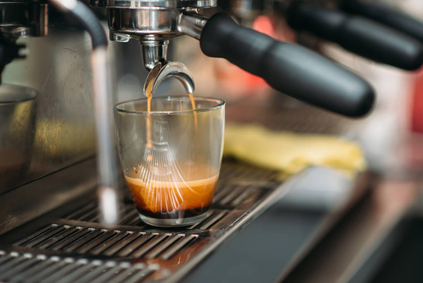Preparation of drink in the coffee machine - Foto, Bild