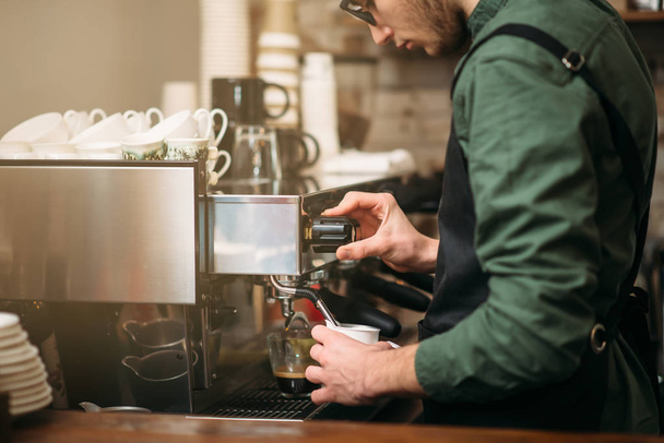 Mann kocht Kaffee mit Kaffeemaschine - Foto, Bild