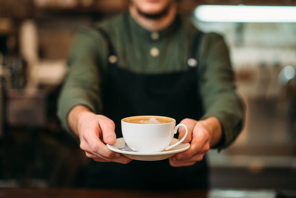 Barista tart csésze kávé - Fotó, kép