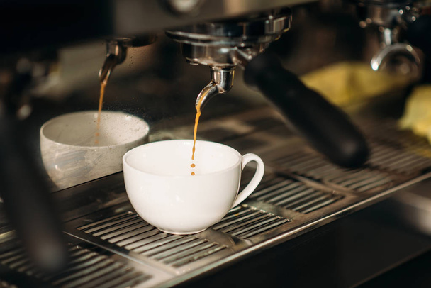 Kahve makinesi içki hazırlanması - Fotoğraf, Görsel