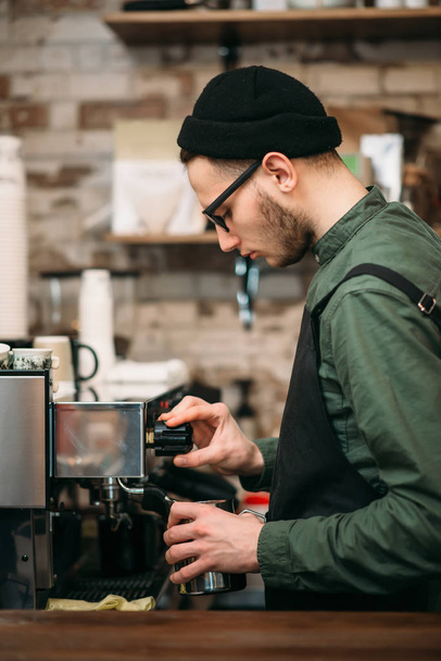 Man making coffee with coffee machine - Foto, imagen