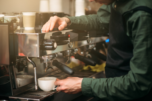 Ο άνθρωπος κάνει καφέ με μηχανή του καφέ - Φωτογραφία, εικόνα