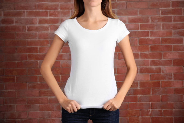 woman in blank white t-shirt - Zdjęcie, obraz