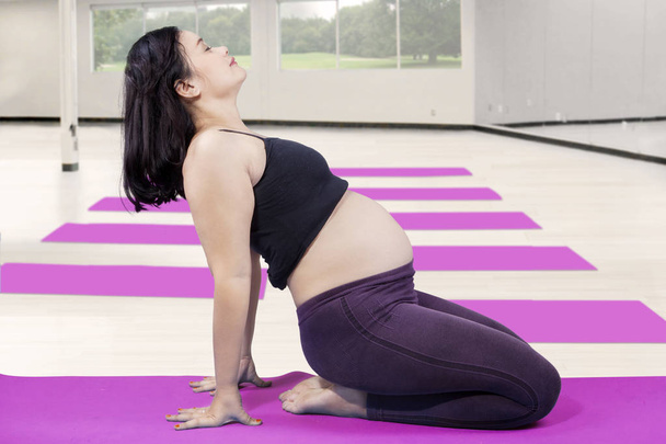 Expectant mother workout at gym - Foto, afbeelding