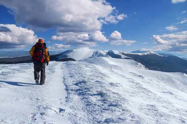 Mochilero ambulante en las montañas de invierno con hermoso paisaje
 - Foto, Imagen