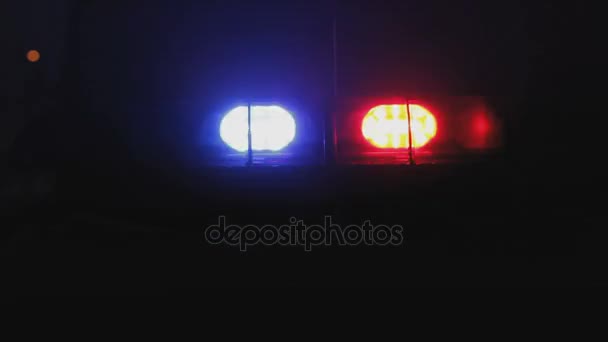 Policja samochód światła awaryjne w nocy - Materiał filmowy, wideo