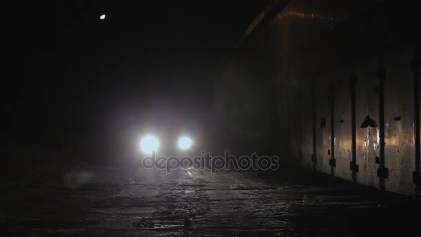 Rendőrségi autó járőröznek a város éjjel. - Felvétel, videó