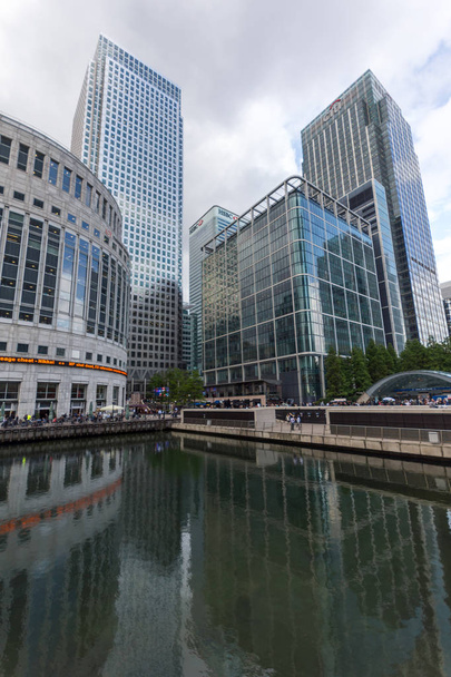 LONDON, ENGLAND - JUNE 17 2016: Business building and skyscraper in Canary Wharf, London, England - Zdjęcie, obraz