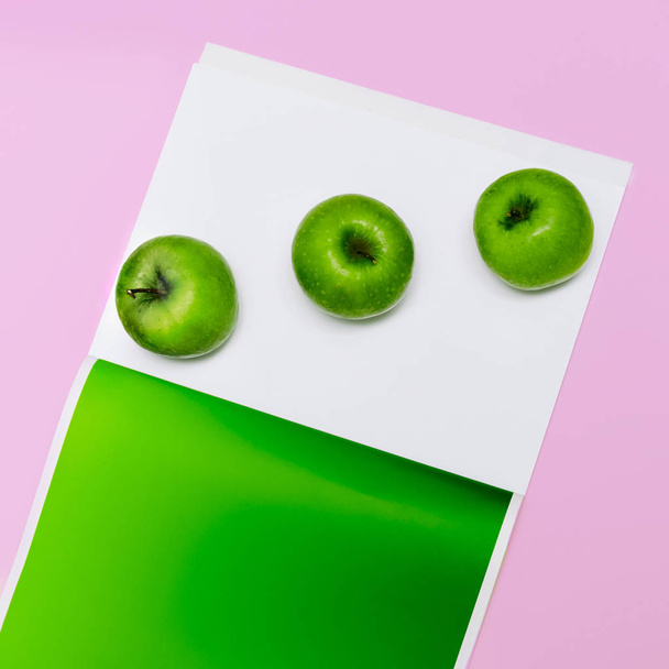 Minimal fashion Set Green apples Art Creative Design Concept Fre - Foto, Bild