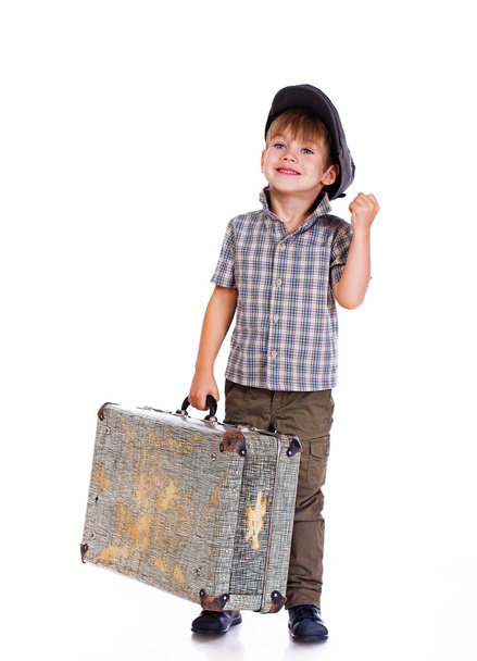 Портрет маленького хлопчика, який позує на білому тлі з сумкою
 - Фото, зображення