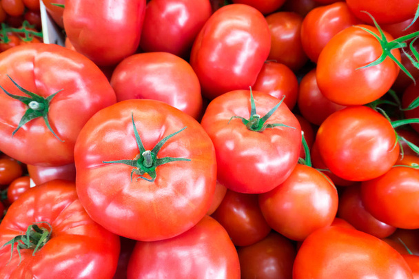 完熟トマトの山を新鮮なジューシーなクローズ アップ。リコピンと抗酸化フルーツ栄養健康と肌のために良い。フラット レイアウト - 写真・画像
