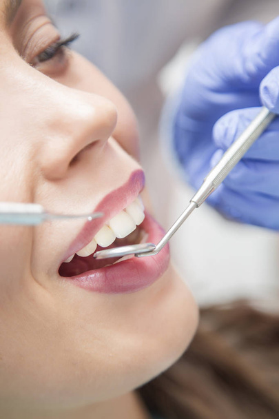 Женщина на стоматологическом осмотре
 - Фото, изображение