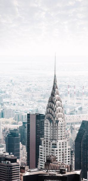 Rues et toits de Manhattan avec bâtiment Chrysler
 - Photo, image