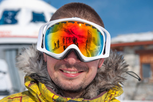 Kayak gözlüğü açık havada genç adam - Fotoğraf, Görsel