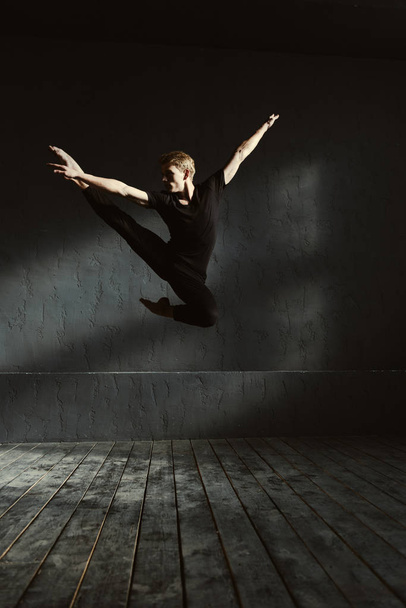 Skilled dancer showing his abilities in the studio - Fotoğraf, Görsel