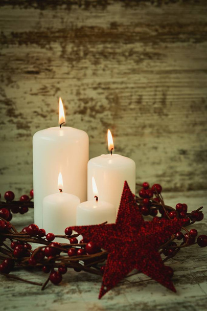 Палаючі свічки в різдвяному вінку
 - Фото, зображення