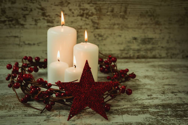 brennende Kerzen mit Weihnachtsdekoration - Foto, Bild