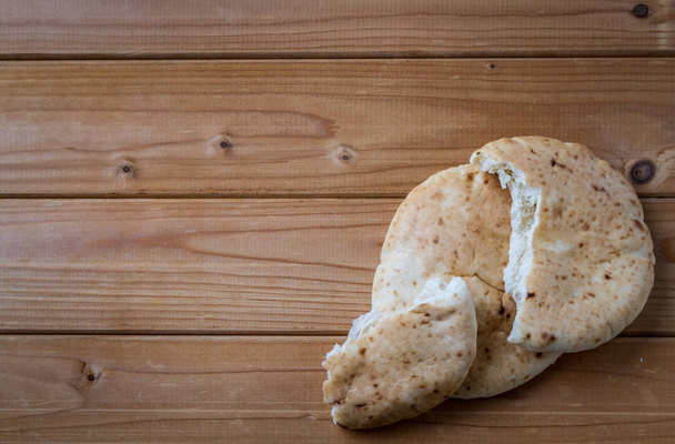 Pita, arabský chléb, dřevěné pozadí, volná místa - Fotografie, Obrázek