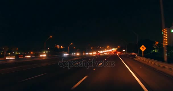 Jazda na autostradzie w nocy - Materiał filmowy, wideo