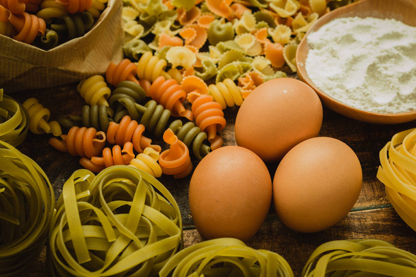 Diferentes tipos de pasta coloreada
  - Foto, imagen