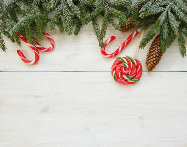 Frontera de Navidad con ramas de abeto con conos y lata de dulces
 - Foto, imagen