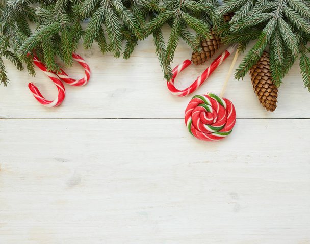 Frontera de Navidad con ramas de abeto con conos y lata de dulces
 - Foto, imagen