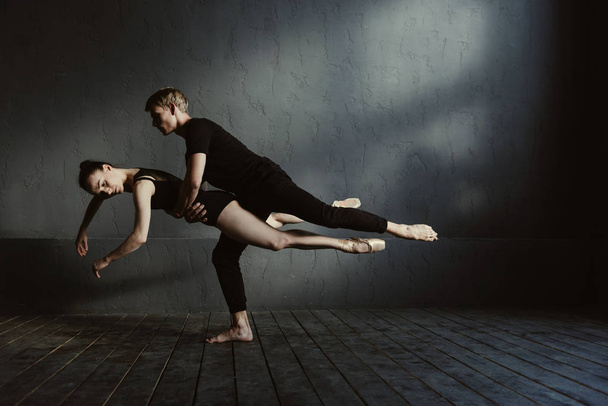 Skilled proficient ballet dancers demonstrating their flexibility - Φωτογραφία, εικόνα