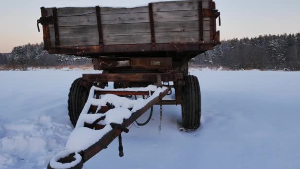 Stary traktor wagon w śniegu - Materiał filmowy, wideo