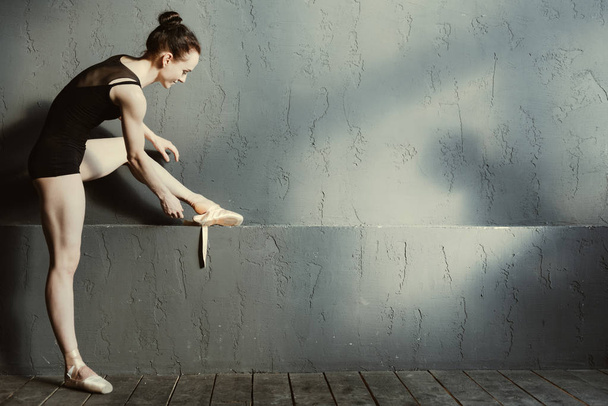 Danseuse de ballet positive portant ses points dans le saloon de danse
 - Photo, image