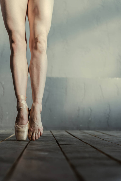 Skilled ballet dancer standing on the tiptoes in the studio - Foto, Imagen