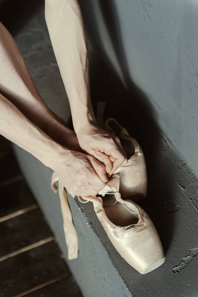 Ballet dancer demonstrating getting ready - Фото, зображення