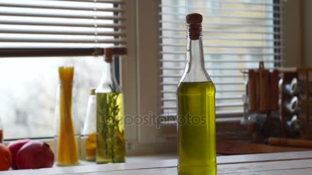 Ηλιέλαιο μπουκάλι. Μαγειρικό λάδι σε γυάλινο μπουκάλι. Υλικά μαγειρικής - Πλάνα, βίντεο
