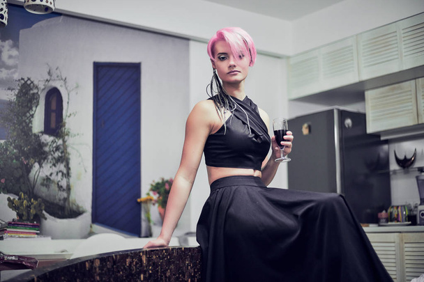 Gyönyörű nő, rózsaszín haj - Fotó, kép
