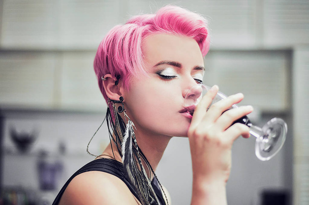 Gorgeous woman with pink hair - Fotografie, Obrázek