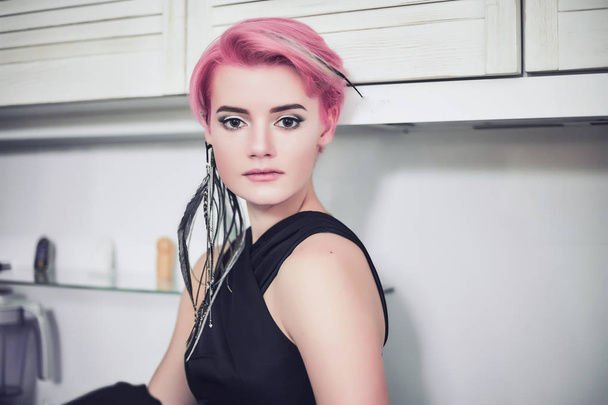 Donna splendida con i capelli rosa
 - Foto, immagini