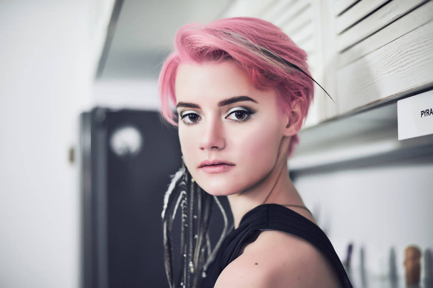 Gyönyörű nő, rózsaszín haj - Fotó, kép