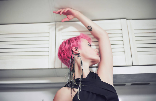 wunderschöne Frau mit rosa Haaren - Foto, Bild