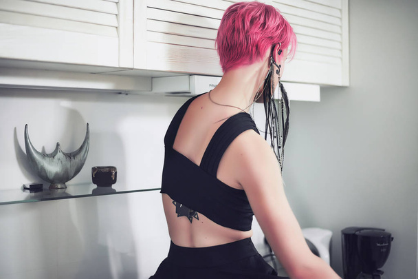 wunderschöne Frau mit rosa Haaren - Foto, Bild