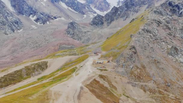 Almatyn vuorenhuiput
 - Materiaali, video