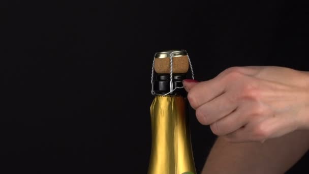 Tyttö avaa samppanjan
 - Materiaali, video
