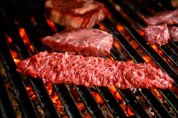 Κρέας, βόειο κρέας, τηγανισμένες στη σχάρα του. Μπάρμπεκιου. - Φωτογραφία, εικόνα