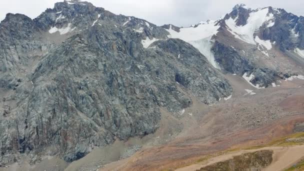 Picos de montaña y pasar Shymbulak
 - Metraje, vídeo