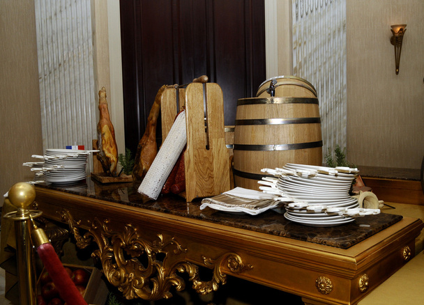 ξύλινο βαρέλι με μπύρα και φαγητό - Φωτογραφία, εικόνα