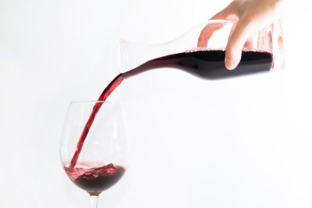 κόκκινο κρασί χύνοντας σε ένα ποτήρι - Φωτογραφία, εικόνα