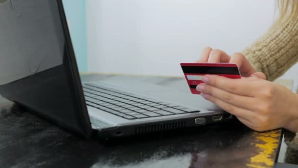 Donna che acquista online su laptop con carta di credito
 - Filmati, video