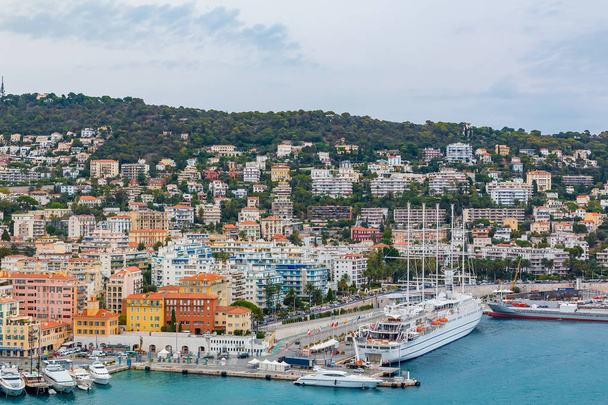 Belle côte de la ville sur la mer Méditerranée
 - Photo, image
