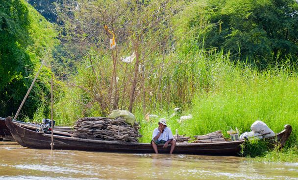 Barco que transporta madeira no rio
 - Foto, Imagem