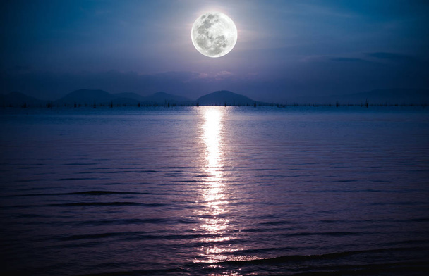 Романтична мальовнича з повним місяцем на морі до ночі. Відбиття Місяця у воді
.  - Фото, зображення