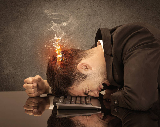 Trauriger Kopf eines Geschäftsmannes fängt Feuer - Foto, Bild